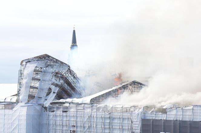 "Nasze Notre Dame" w ogniu! Runęła wieża! "400 lat dziedzictwa w płomieniach" 