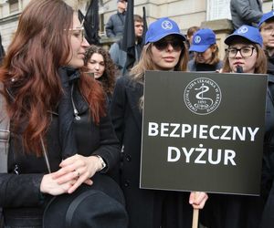   Razem przeciw przemocy. Medycy protestują w Warszawie