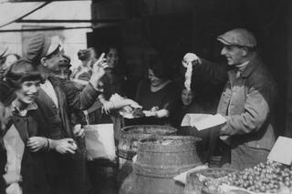 Tak w okresie międzywojennym wyglądał połów i handel śledziami