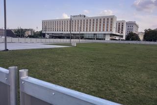 680-metrowe ogrodzenie na pl. Piłsudskiego w Warszawie