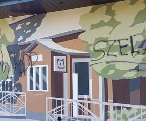 W Kotuniu wandale zniszczyli nowy mural tuż przed uroczystością jego odsłonięcia!