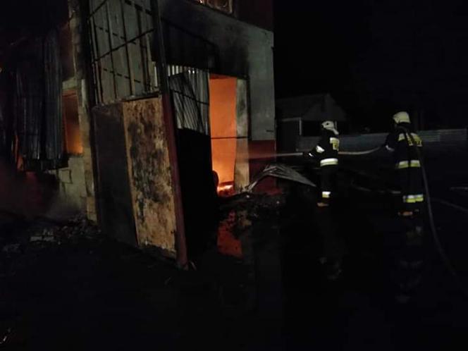 Pożar hali w Zwoleniu. 20 zastępów straży pożarnej walczyło z ogniem!