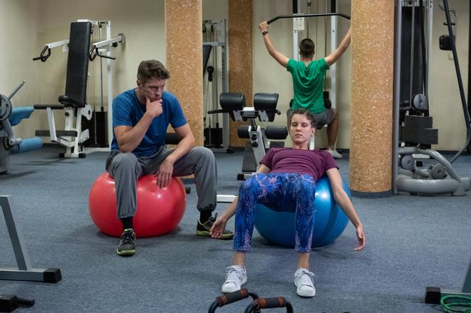 Na Wspólnej, odcinek 2791. Olaf (Maciej Brzoska), Ada (Wiktoria Wolańska)