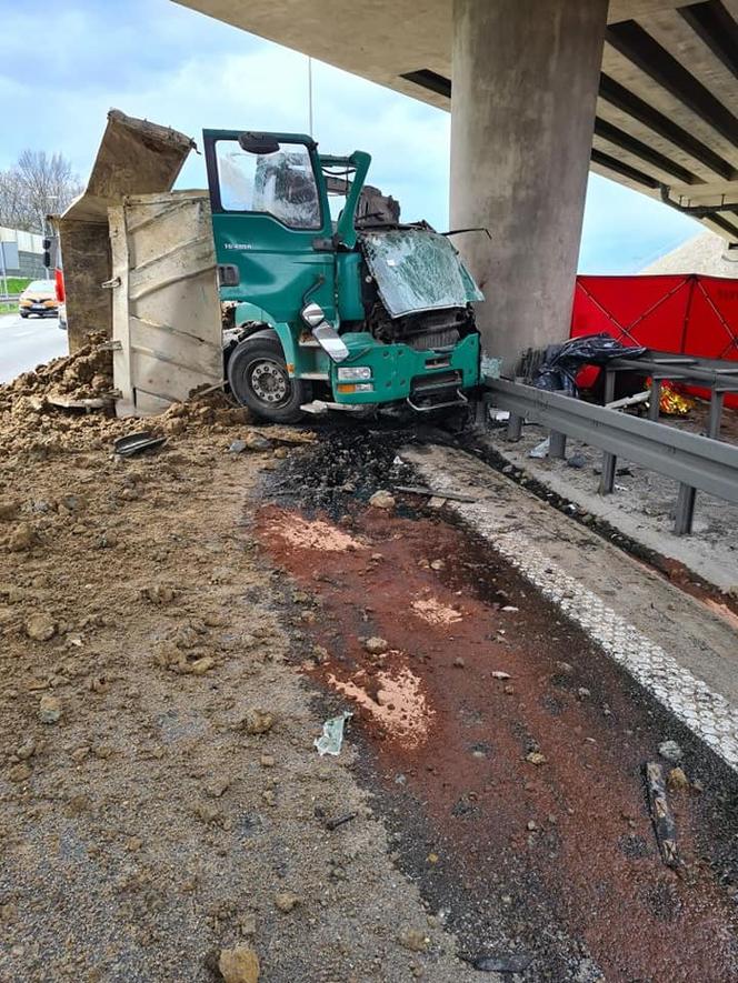 Śmiertelny wypadek pod Krakowem. Ciężarówka uderzyła w filar wiaduktu