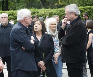 Fani i artyści żegnają Joannę Kołaczkowską. Pogrzeb artystki na Powązkach [ZDJĘCIA]