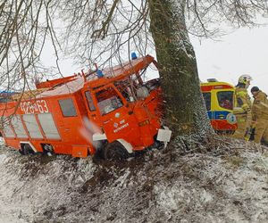 Strażacy wracali z wypadku, skończyli w szpitalu. Wóz wjechał w drzewo.