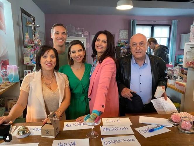 M jak miłość na planie. Aleksandra (Małgorzata Pieczyńska), Iwona Kryńska (Hanna Śleszyńska), Aneta (Ilona Janyst), Olek (Maurycy Popiel), Otar (David Gamtsemlidze)