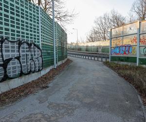 Nikt nie chce zmyć graffiti z wiaduktu. Urzędniczy ping pong na Choszczówce