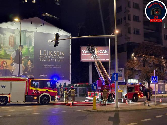  Warszawa: mężczyzna wszedł na billboard i groził że skoczy