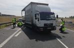 Karambol na trasie S7 pod Olsztynem - przepakowywali ładunek na pasie autostrady