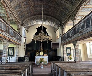 Wyjątkowy kościół w Okartowie. Wnętrze zapiera dech w piersiach