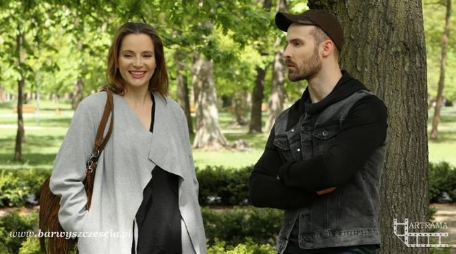 Barwy szczęścia odc. 1362. Agnieszka Walczak (Anna Dereszowska), Adam Jakubik (Bartosz Porczyk)