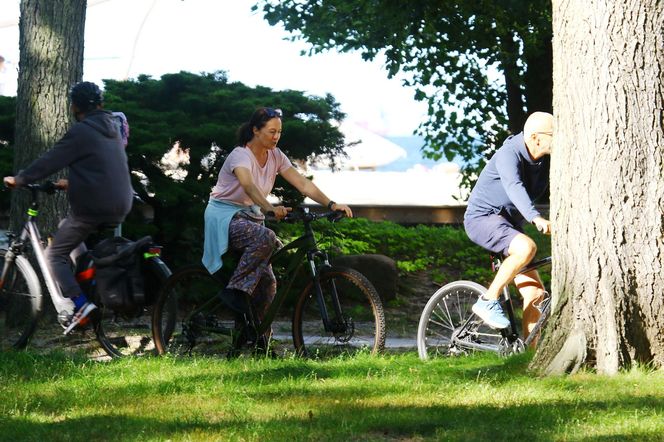 Ewa Drzyzga z mężem na rowerach. "Operacje plastyczne nie są dla mnie!"