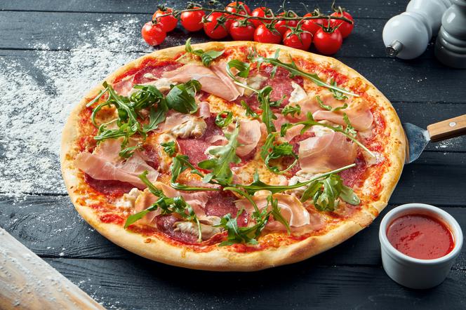 Domowa pizza na szybko według Karola Okrasy: łatwy przepis na wielką wyżerkę
