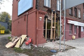 Laweta wjechała w budynek kamienicy przy Szosie Chełmińskiej w Toruniu