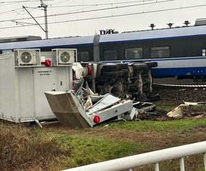 Zderzenie pociągu z ciężarówką. Skład PKP Intercity się wykoleił. Trwa akcja ratunkowa