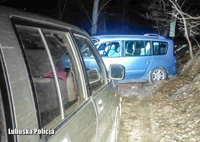 Pijany kierowca utknął na drodze. Przyjechał mu pomóc jeszcze bardziej pijany kolega