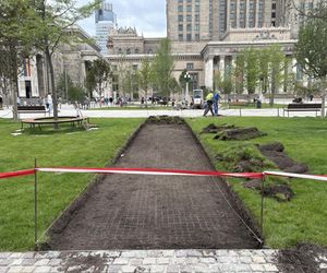 Zrywają zieleń na nowym pl. Centralnym. Zamiast niej będzie beton