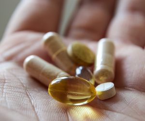 Lekarze zalecają te konkretne suplementy. Warto uzupełnić o nie dietę