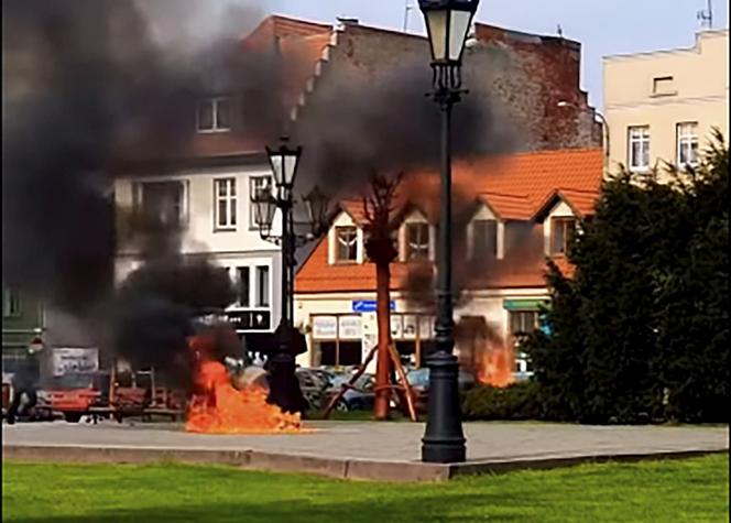 Młody mężczyzna płonął jak pochodnia na środku rynku. Horror w Strzelnie!