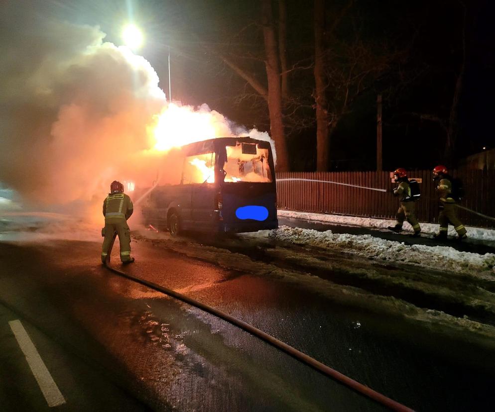 Bus stanął w ogniu! Samochód doszczętnie spłonął