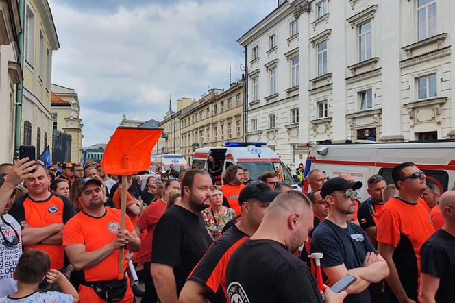 PROTEST ratowników medycznych w Warszawie 30.06.2021. Co się dzieje? Dlaczego strajkują?