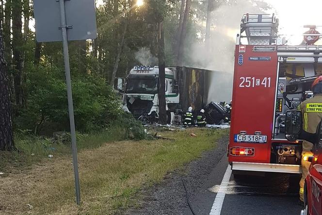 Tragiczne zderzenie ciężarówki z osobówką w Emilianowie! Jedna osoba nie żyje! 