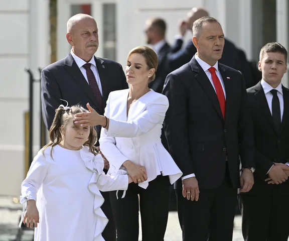  Mała Kasia Nawrocka czekała na rodziców przed Pałacem