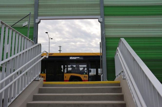 Pasażerowie autobusów mogą się wygodnie przesiadać na kolej na przystanku PKP Gocławek