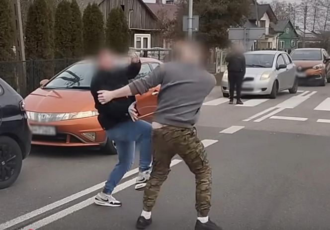 Do sieci trafiło szokujące nagranie. Brutalna bójka kierowców. Przez kilka minut kopali się na oczach świadków