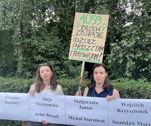 Protest mieszkańców przeciwko wycince drzew pod budowę linii tramwajowej do Mistrzejowic.