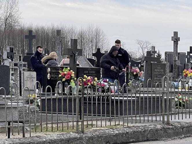 Płyta nagrobna przygniotła 1,5-rocznego chłopca! Straszna tragedia na cmentarzu Kamienicy