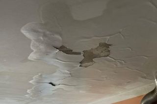Rodzina z dwultenim synkiem straciła wszystko. Pożar wybuchł podczas remontu dachu