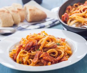 Obiad w 10 minut? Wystarczy makaron, boczek i patelnia 