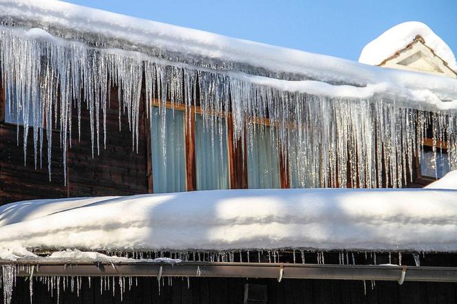Odśnieżanie dachów dach śnieg lód