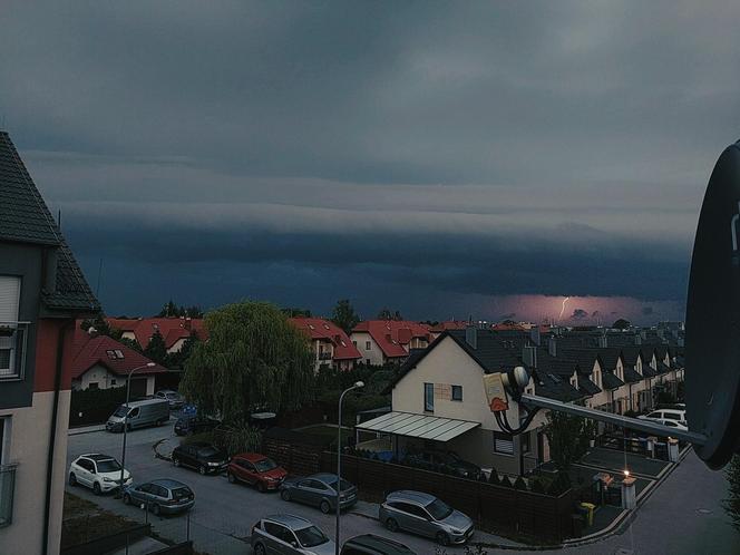 Burze na Dolnym Śląsku. Dom zapalił się od pioruna, strażacy interweniowali ponad 350 razy