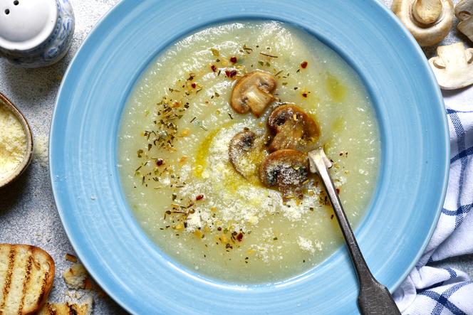 Kalafiorowa z pieczarkami: pyszna i sycąca zupa warzywna na rozgrzewkę