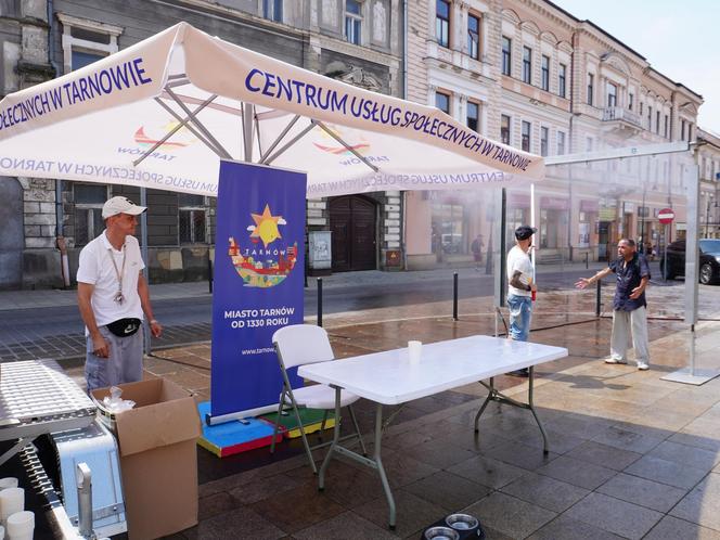 Tarnów walczy z falą upałów. Na ulicach rozdawana jest woda, stanęły również kurtyny wodne