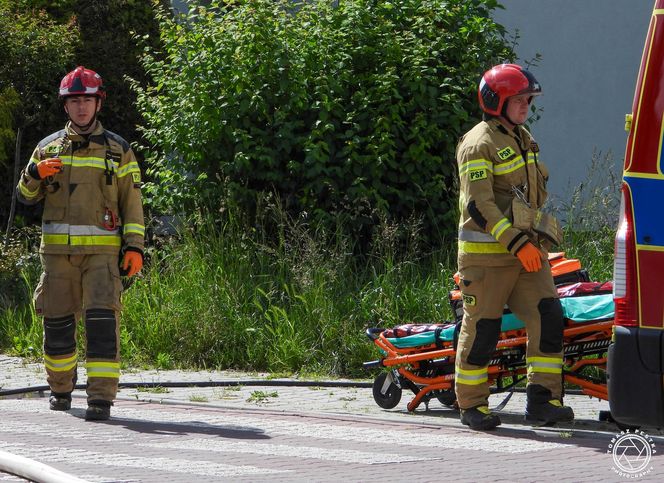 Pożar i wybuchy w mieszkaniu bloku w Tychach