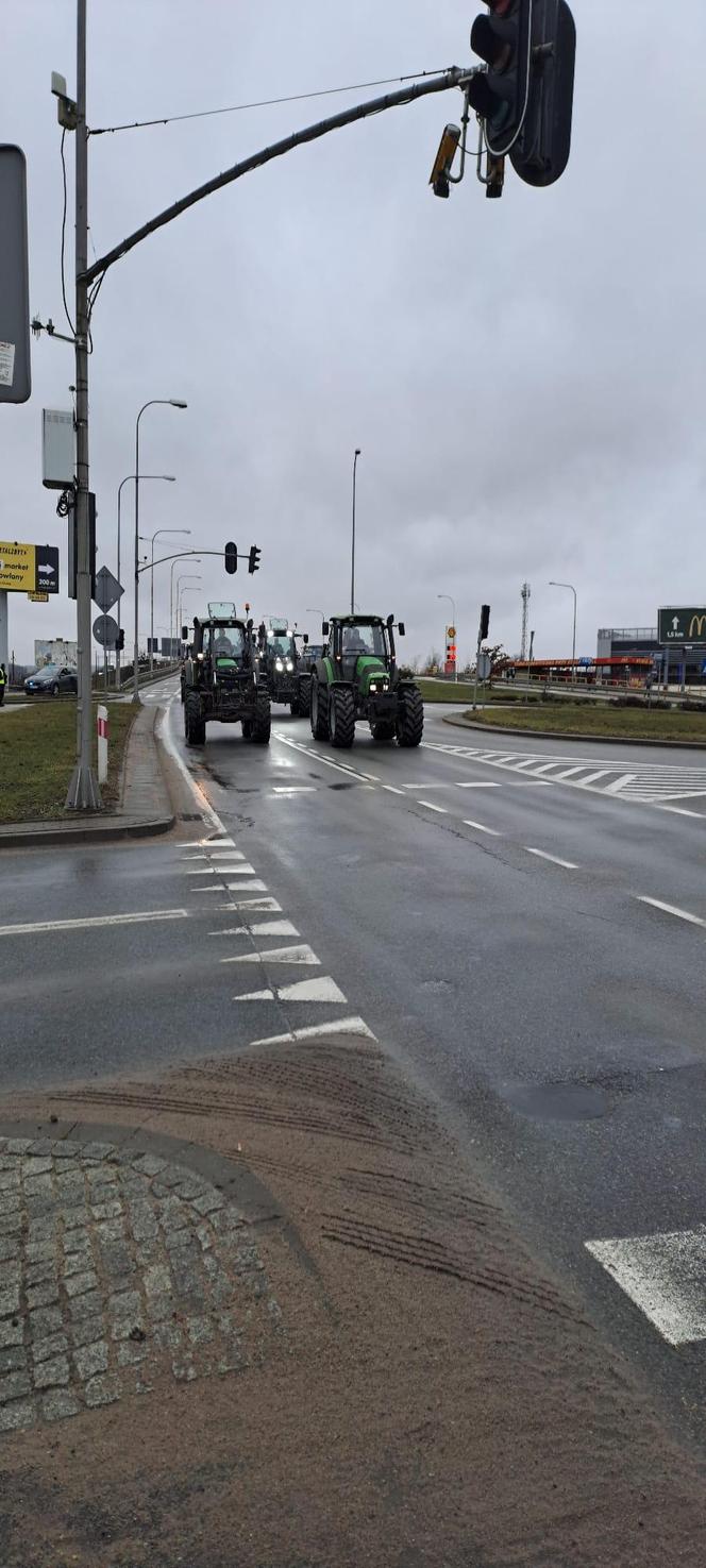 Trwa protest rolników. Drogi na Pomorzu są sparaliżowane. Gdzie trwają utrudnienia? 