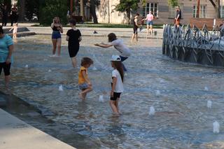 Kąpanie się w miejskiej fontannie w Lublinie 