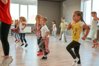 Zajęcia dodatkowe dla dzieci mogą być źródłem stresu. Dlaczego warto pozwolić dziecku na nudę?
