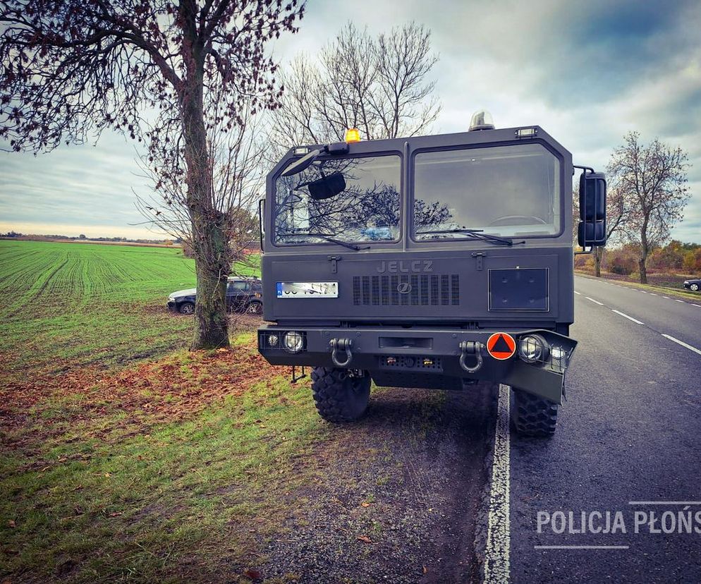 BMW w rowie po zderzeniu z wojskową ciężarówką. Są ranni