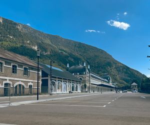  Canfranc Estación, Hiszpania. Dawny dworzec kolejowy zamienił się w luksusowy hotel