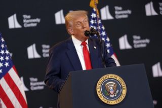 Trump wylądował na Alasce. Nie będzie spotkania w cztery oczy z Putinem