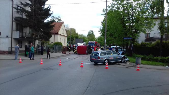 Kraków: Groźny wypadek na Azorach. Zderzenie taksówki z busem