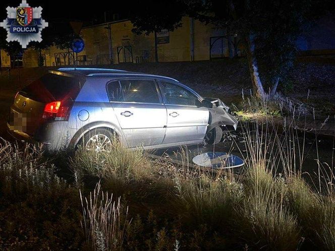 Rajd pijanego kierowcy zakończony na drzewie. Miał prawie 2,5 promila