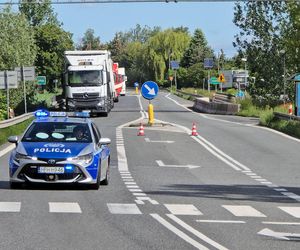 Peugeot i nissan roztrzaskane na drodze. Dramatyczny wypadek pod Sochaczewem 