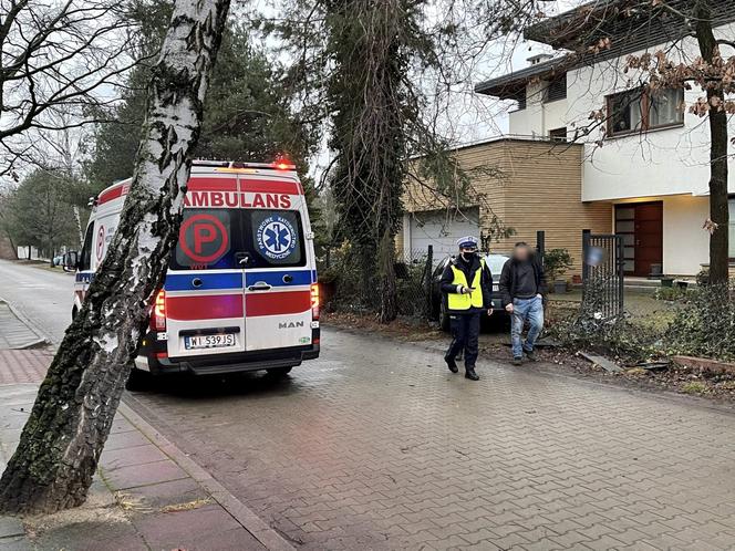 Wjechał w ogrodzenie na Białołęce. Prowadził bez uprawnień