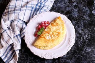 Puszysty omlet szarlotkowy. Szybki przepis na śniadanie na słodko